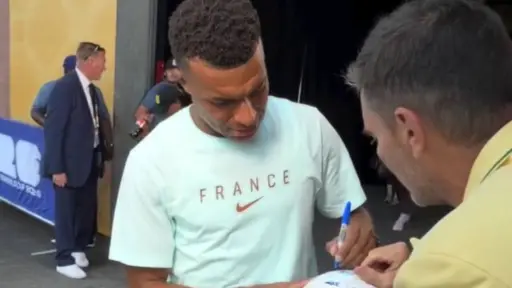 La misión se cumplió: Julián Gil logra que Mbappé firme La Pelota del Mundial