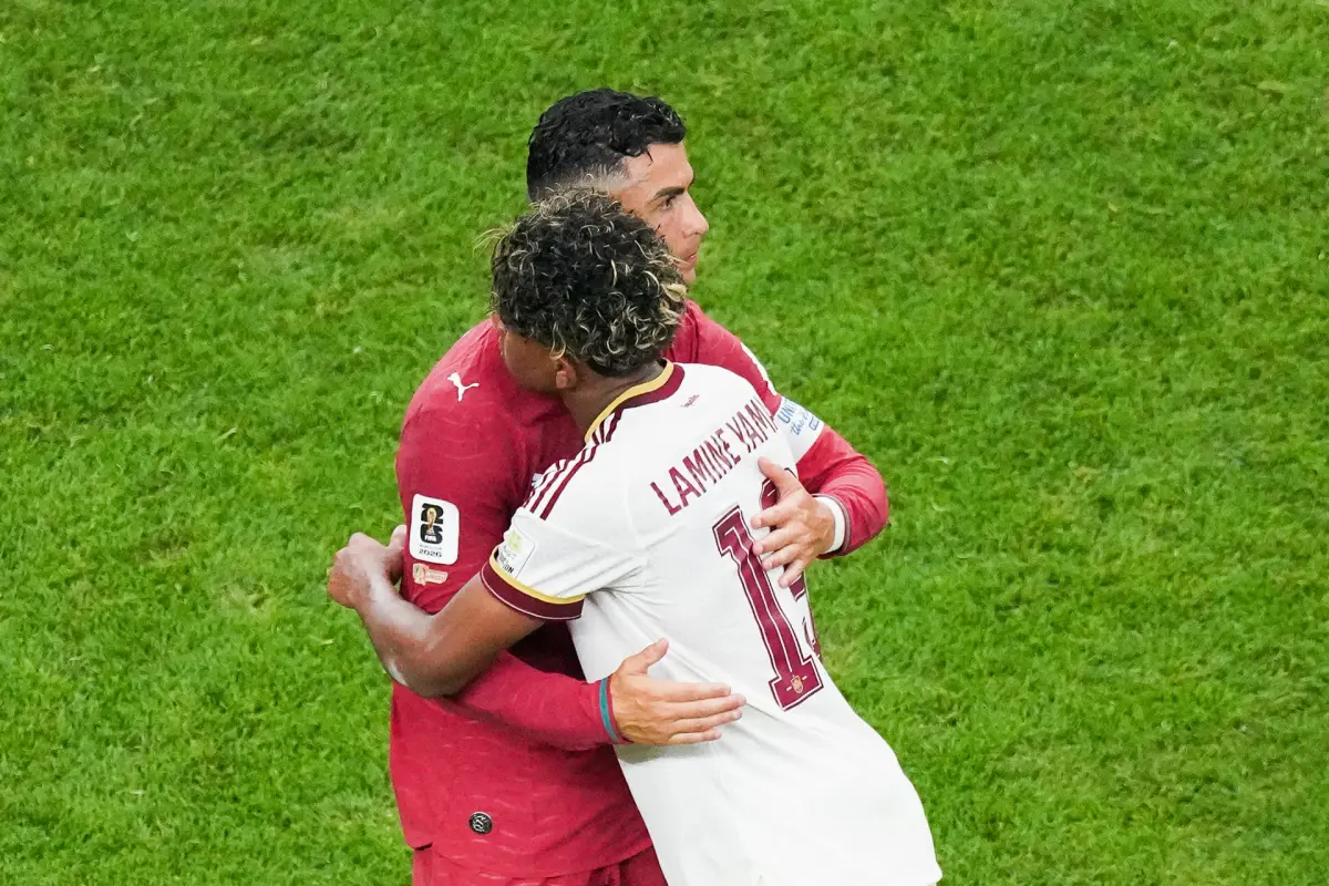 Cristiano Ronaldo abraza a Lamine Yamal., EFE.