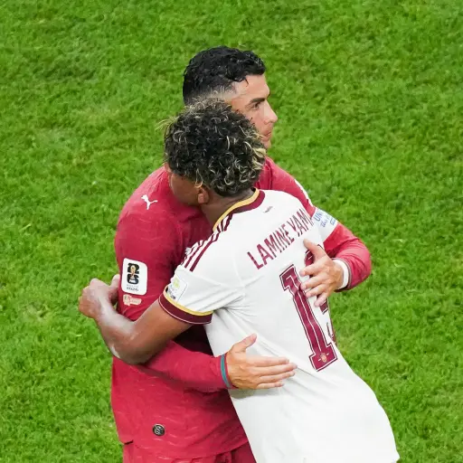Cristiano Ronaldo abraza a Lamine Yamal. ,EFE.