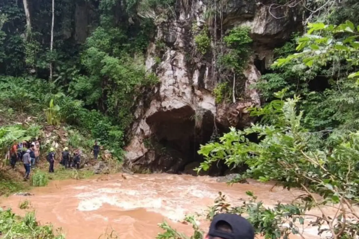 Zona de búsqueda de tres hombres desaparecidos tras ser arrastrados por un río en Alta Verapaz., Bomberos Municipales Departamentales