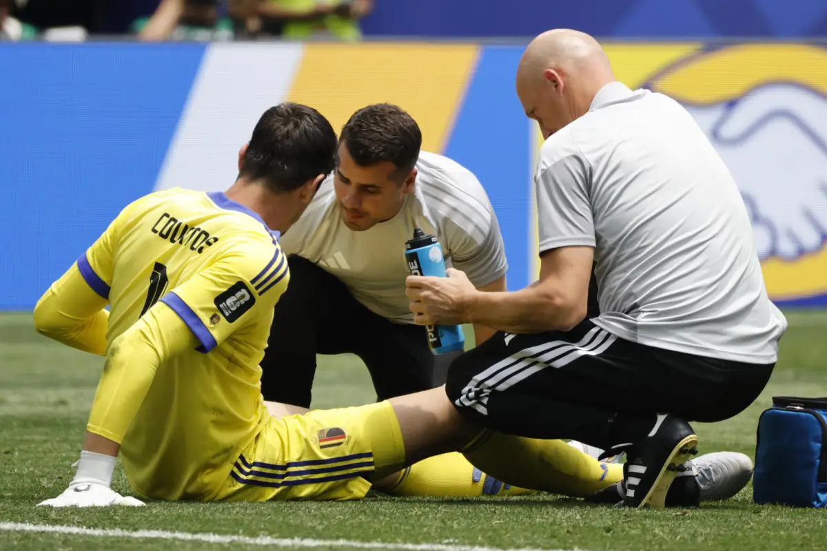 Courtois se retira lesionado en el España vs. Bélgica - EFE