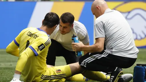 Courtois se retira lesionado en el España vs. Bélgica