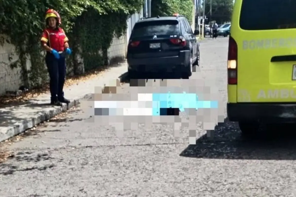 La víctima fue atacada a balazos durante un asalto en el que le robaron su motocicleta en un sector de la zona 5., Bomberos Municipales