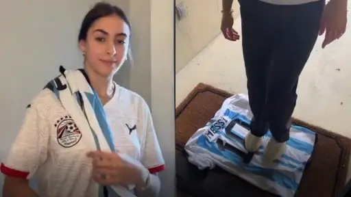 Indignación en redes: influencer egipcia propone limpiar el piso con la camiseta de Lionel Messi