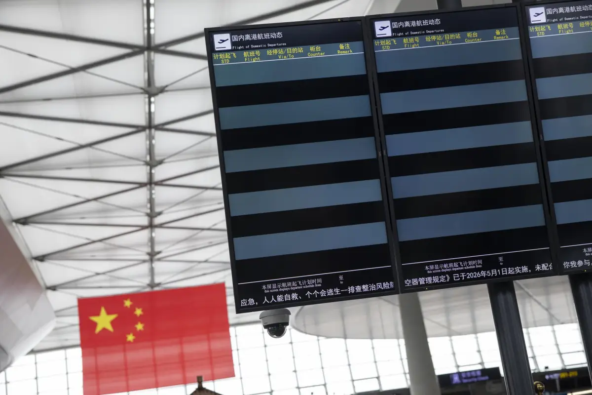 Pantallas vacías debido a los vuelos cancelados en la terminal de salidas nacionales del aeropuerto de Wenzhou ante el paso del tifón Bavi, en Wenzhou, en la provincia china de Zhejiang (sureste),  EFE/EPA/ANDRES MARTINEZ CASARES
