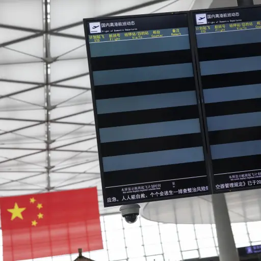 Pantallas vacías debido a los vuelos cancelados en la terminal de salidas nacionales del aeropuerto de Wenzhou ante el paso del tifón Bavi, en Wenzhou, en la provincia china de Zhejiang (sureste) , EFE/EPA/ANDRES MARTINEZ CASARES