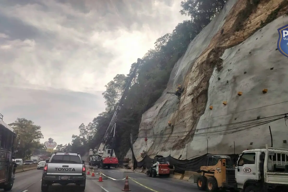 Autoridades del tránsito de este municipio dirigen el tránsito en el área afectada., PMT de Villa Nueva.