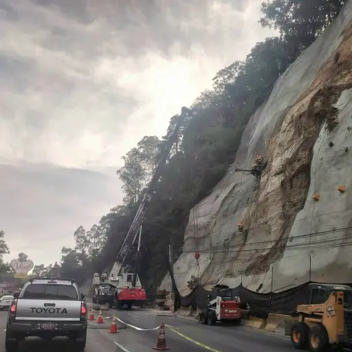 Autoridades del tránsito de este municipio dirigen el tránsito en el área afectada. ,PMT de Villa Nueva.