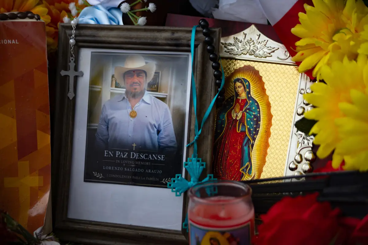 Fotografía que muestra una imagen del migrante mexicano Lorenzo Salgado en un altar a su honor este viernes, en el sitio donde fue asesinado en Houston (EE, UU