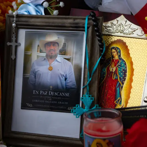 Fotografía que muestra una imagen del migrante mexicano Lorenzo Salgado en un altar a su honor este viernes, en el sitio donde fue asesinado en Houston (EE ,UU