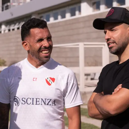 Carlos Tévez junto con Sergio Agüero, dos figuras y mundialistas con la selección de Argentina ,Independiente