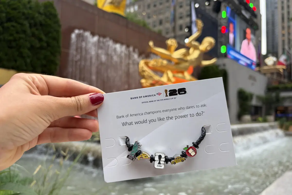 Fotografía que muestra una pulsera del Mundial 2026 en Nueva York, Estados Unidos, EFE