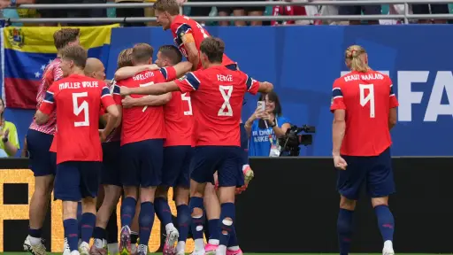 ¿Por qué el árbitro ordenó repetir el tiro de esquina tras anular el gol de Noruega?