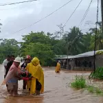 Evacúan al menos cinco comunidades por inundacionest