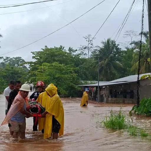 Las lluvias causaron inundaciones en Fray Bartolomé de Las Casas.  ,Bomberos Municipales Departamentales. 
