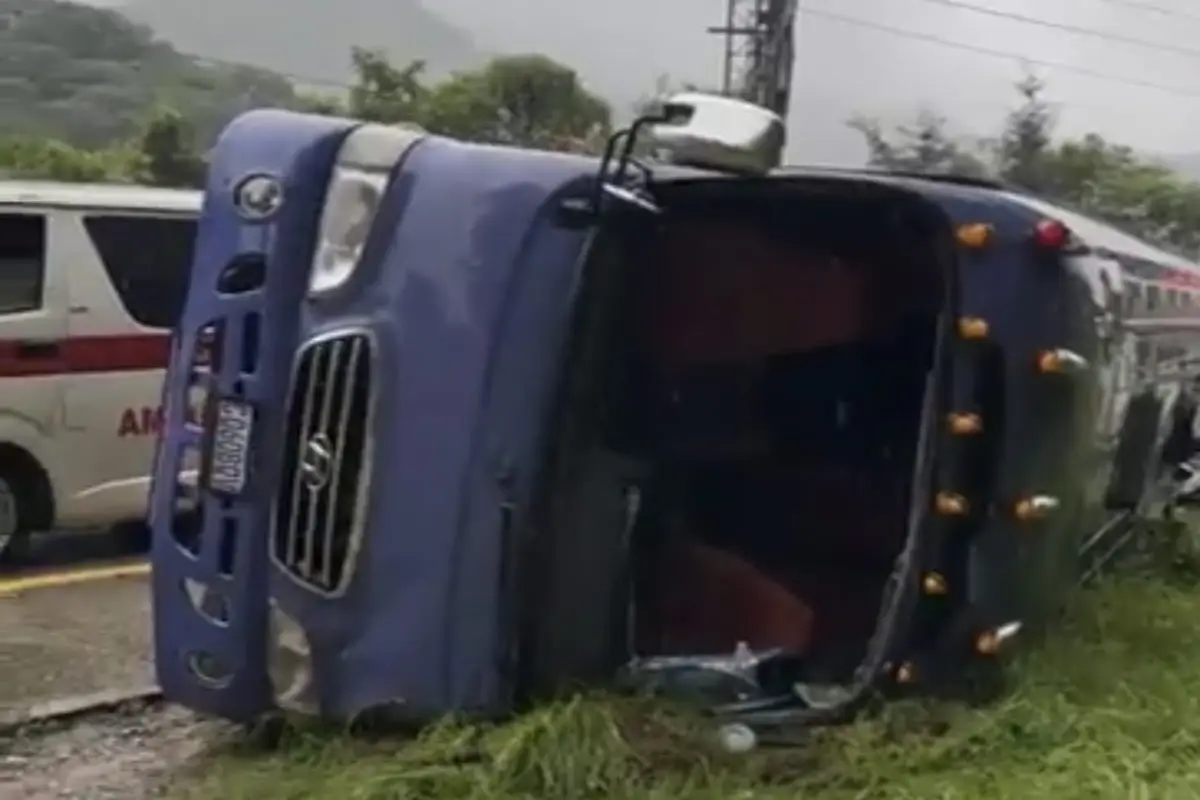 La unidad de transporte se salió de la pista, posiblemente por el asfalto resbaladizo., Bomberos.