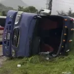La unidad de transporte se salió de la pista, posiblemente por el asfalto resbaladizo. ,Bomberos.