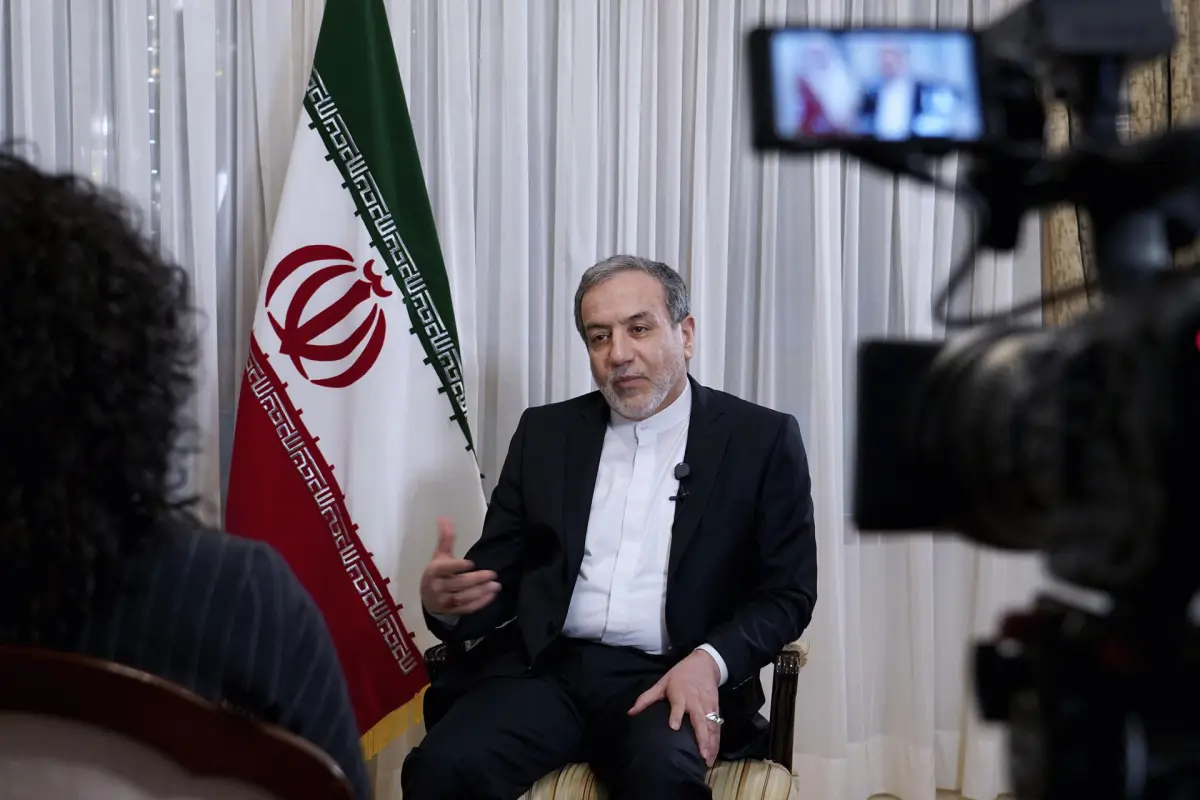 Fotografía de archivo en la que se captó al ministro iraní de Exteriores, Abás Araqchí, durante una entrevista con EFE, en Lisboa (Portugal),  EFE/Jorge Jerónimo
