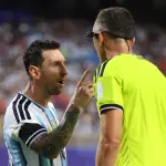El tenso cruce de Messi con el árbitro y el golpe en su cara que preocupó a Argentinat