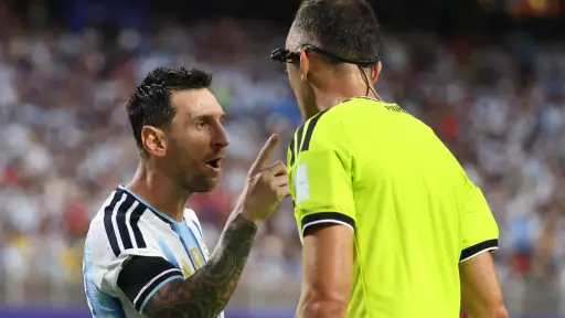 El tenso cruce de Messi con el árbitro y el golpe en su cara que preocupó a Argentina