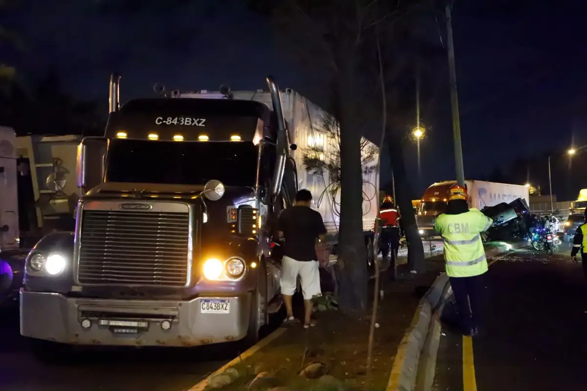 El choque del Anillo Periférico dejó tres personas con heridas., Bomberos Municipales.