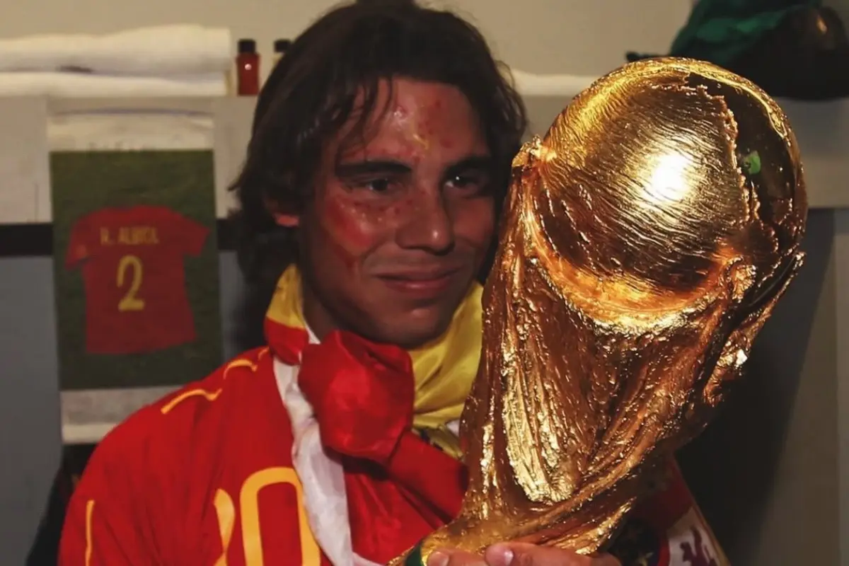 Rafa Nadal con el trofeo del Mundial de Sudáfrica 2010 - Selección Española