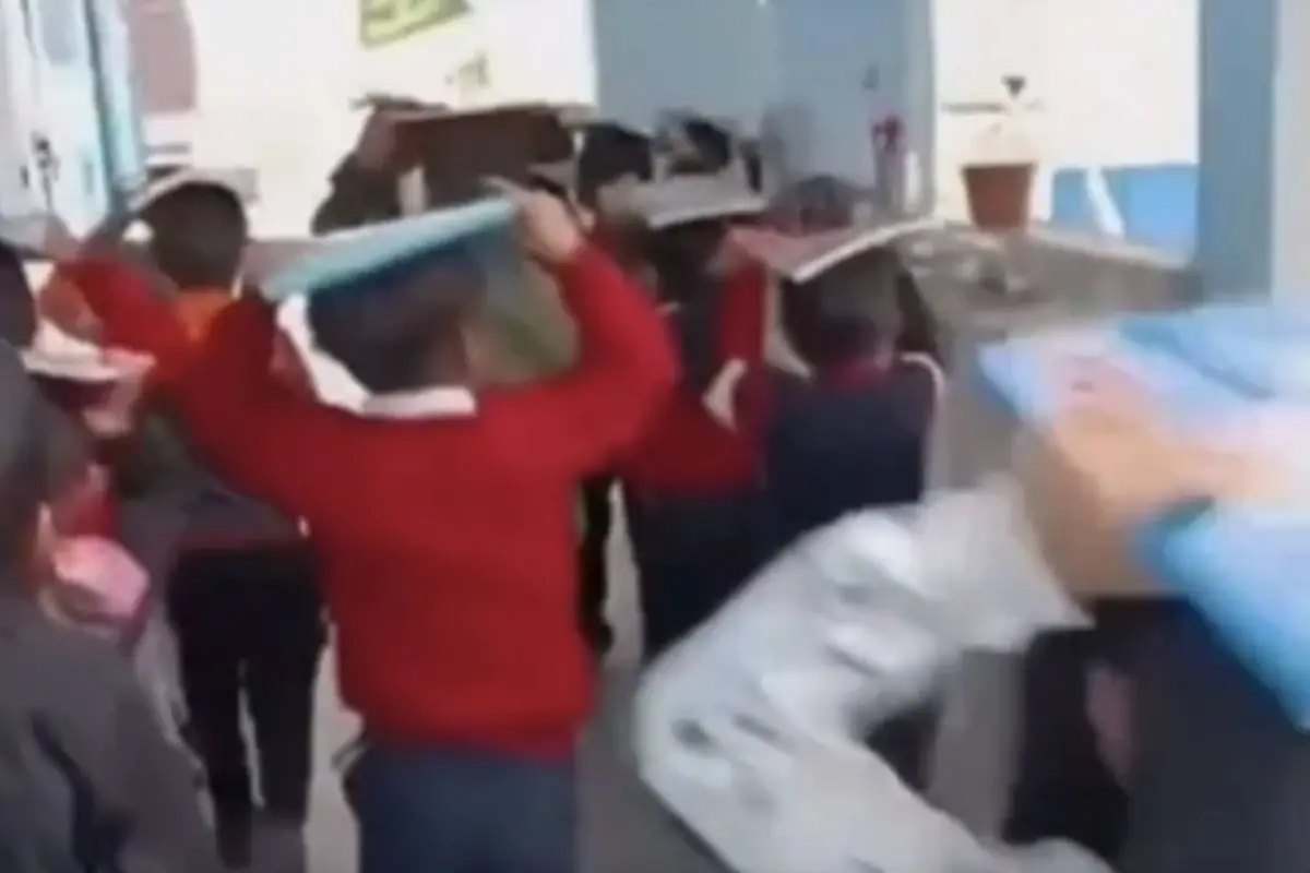 VIDEO | Maestro guatemalteco calma a sus alumnos durante fuerte sismo y los evacúa., Redes sociales.