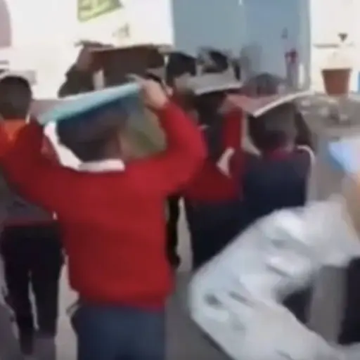 VIDEO | Maestro guatemalteco calma a sus alumnos durante fuerte sismo y los evacúa. ,Redes sociales. 