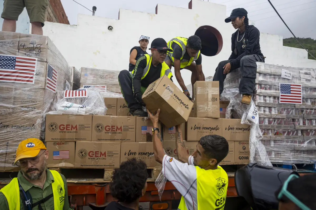 Personas reciben ayuda humanitaria este viernes en Caraballeda (Venezuela), EFE/ Miguel Gutiérrez