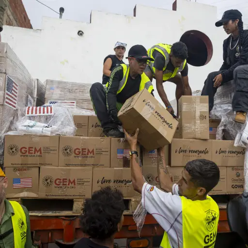 Personas reciben ayuda humanitaria este viernes en Caraballeda (Venezuela) , EFE/ Miguel Gutiérrez