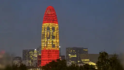 Famosa torre de Barcelona se ilumina con la palabra campeones antes del España vs. Argentina
