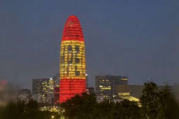 Famosa torre de Barcelona se ilumina con la palabra campeones antes del España vs. Argentina