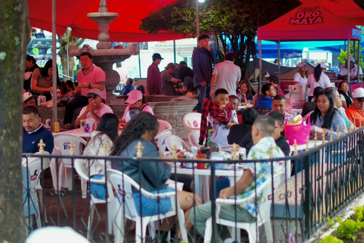 Los comensales llenaron el parque central de Mixco en la segunda Feria del Chicharrón 2026., Municipalidad de Mixco