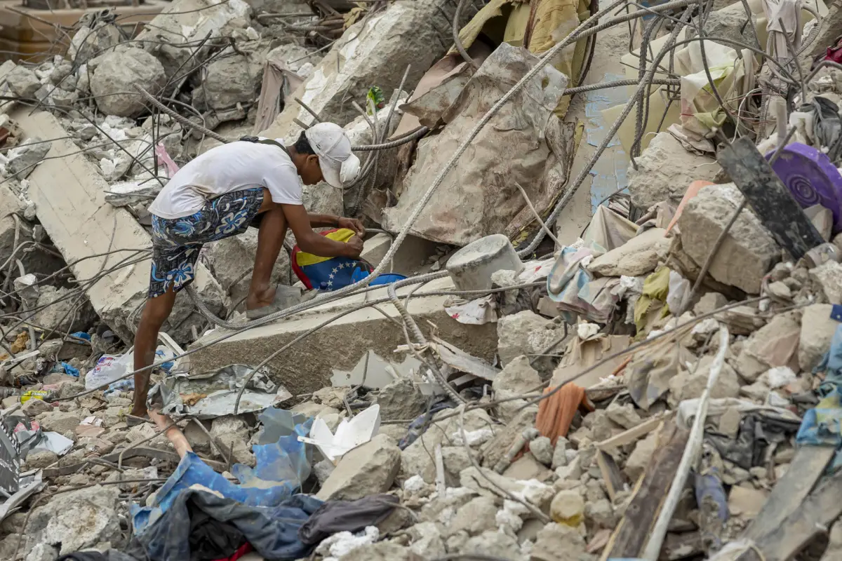 Una persona busca entre los escombros de edificios destruidos por terremotos en Caraballeda (Venezuela), EFE/ Miguel Gutiérrez