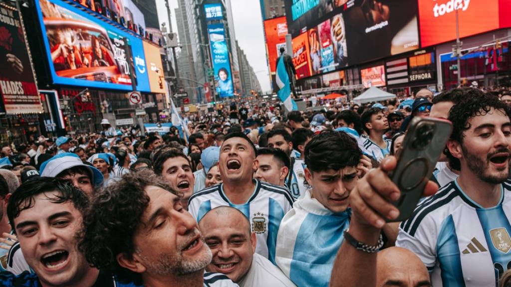 La pasión de argentinos y españoles toma Nueva York antes de la final | EFE.
