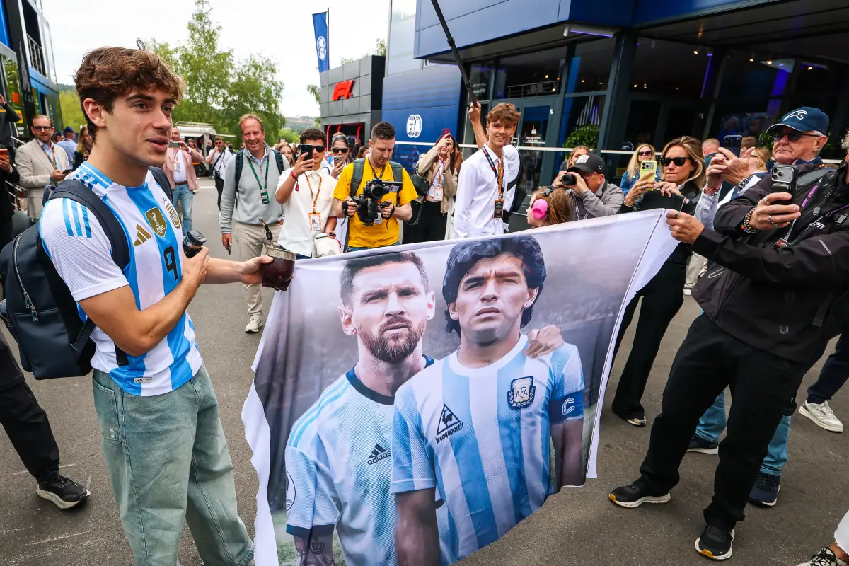 Franco Colapinto con una bandera gigante de Messi y Maradona - Kym Illman
