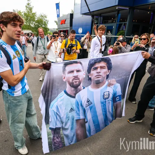 Franco Colapinto con una bandera gigante de Messi y Maradona - Kym Illman