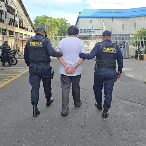 El principal sospechoso del parricidio fue enviado a un juzgado de turno para conocer los motivos de su detención. ,PNC de Guatemala.