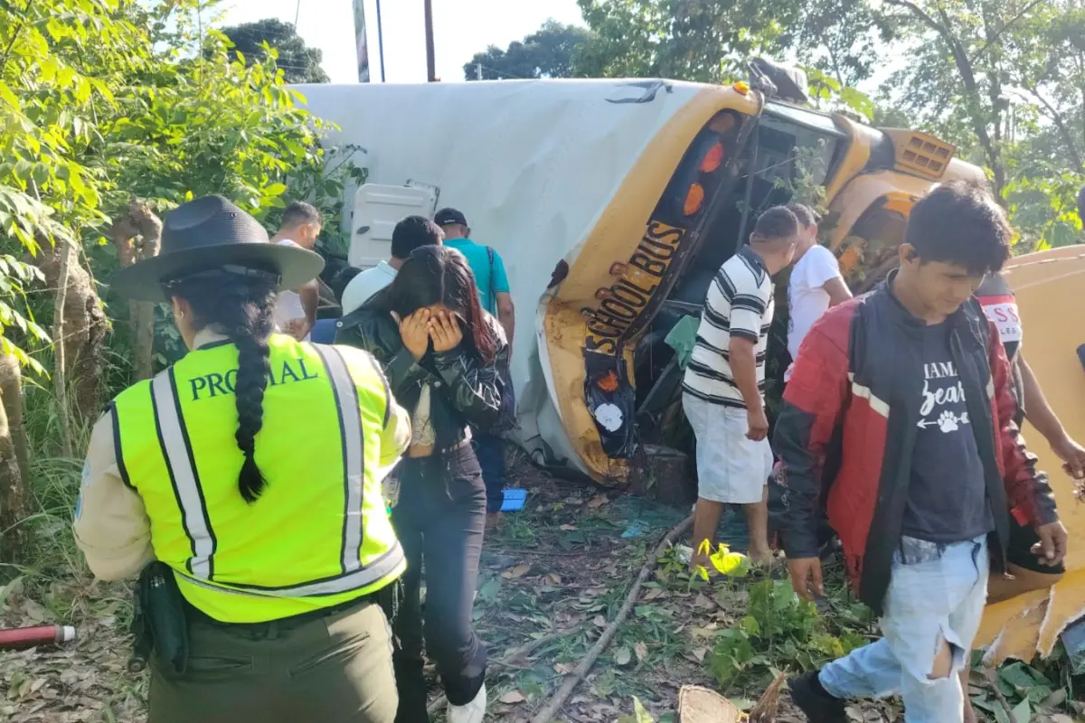 El autobús volcó luego de salirse de la vía, cerca del cruce a Río Bravo, Suchitepéquez., Provial