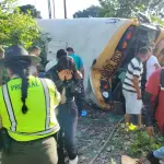 El autobús volcó luego de salirse de la vía, cerca del cruce a Río Bravo, Suchitepéquez. ,Provial
