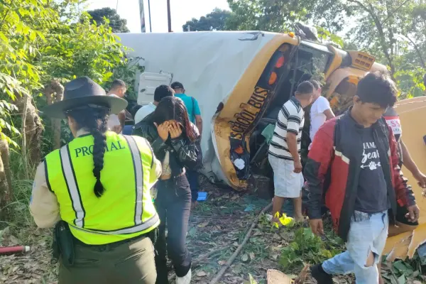 Reportan autobús volcado en Río Bravo, Suchitepéquez