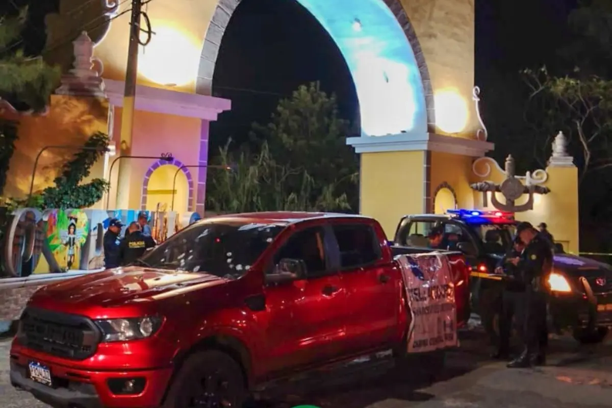 El ataque armado cobró la vida de dos hombres; una tercera quedó herida. , Bomberos Municipales Departamentales.