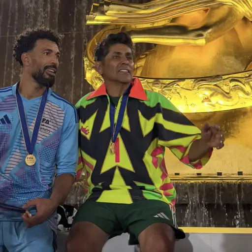 Jorge Campos sorprende a Vozinha con una de sus emblemáticas playeras tras el Mundial 2026. ,Jorge Campos / Instagram. 
