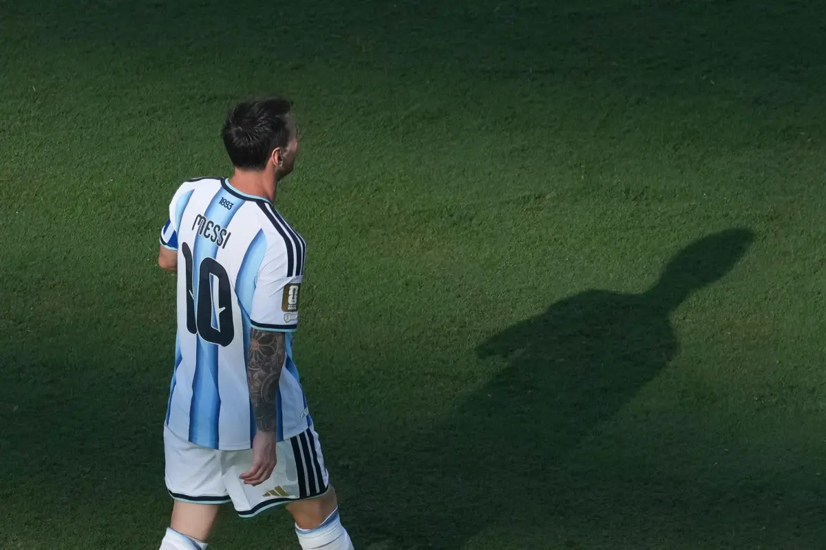 La desoladora imagen de Messi tras perder la final ante España., EFE.