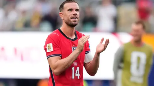 VIDEO. Jordan Henderson sufre tremenda caída durante el festejo de Inglaterra sobre México