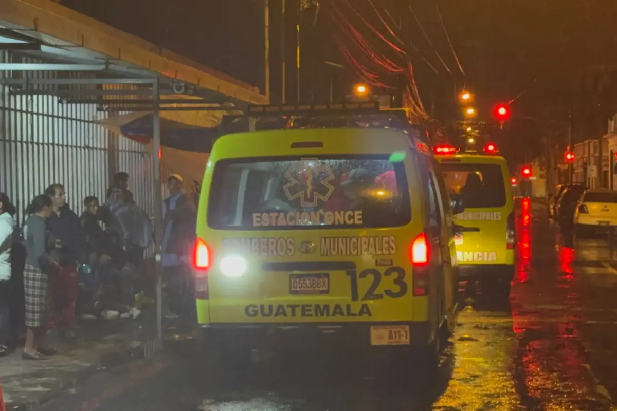Los heridos tras incidente armado en zona 18 fueron trasladados al hospital general San Juan de Dios., Bomberos Municipales