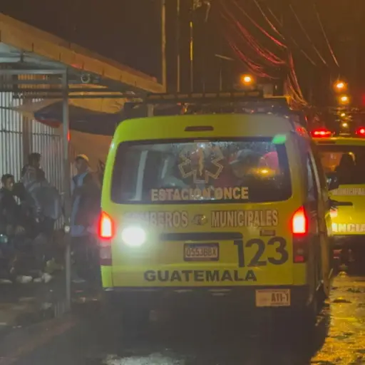 Los heridos tras incidente armado en zona 18 fueron trasladados al hospital general San Juan de Dios. ,Bomberos Municipales