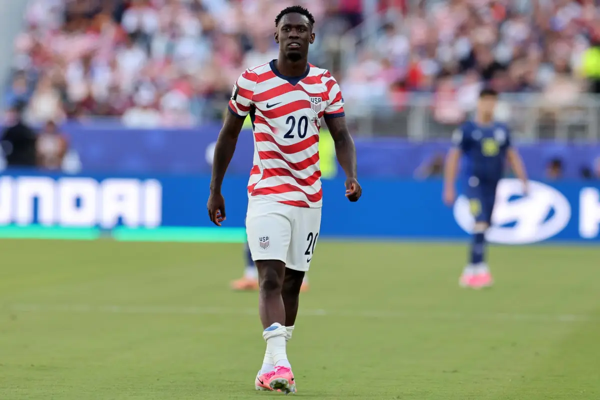 El jugador de Estados Unidos Folarin Balogun abandona el terreno de juego tras recibir una tarjeta roja en el jugo contra Bosnia y Herzegovina., EFE