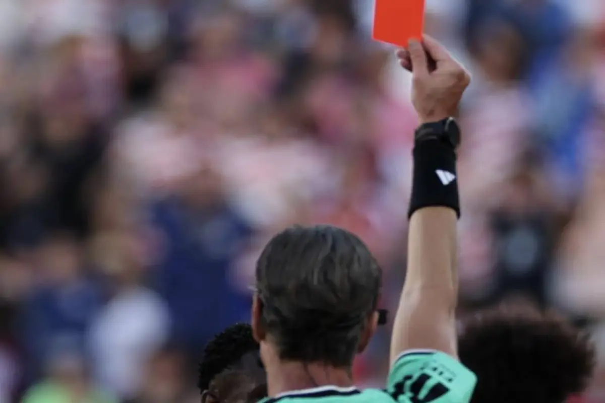 La gran controversia en torno a la tarjeta roja de Folarin Balogun se debe a que la FIFA decidió suspender de forma inédita su sanción automática de un partido, EFE