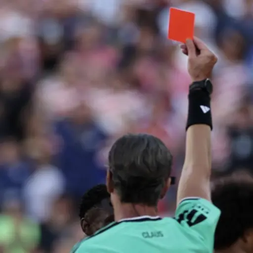 La gran controversia en torno a la tarjeta roja de Folarin Balogun se debe a que la FIFA decidió suspender de forma inédita su sanción automática de un partido ,EFE